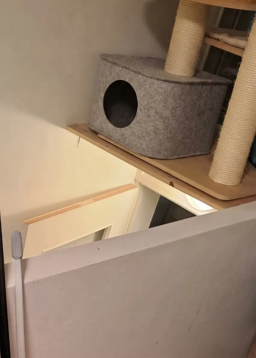Secure barrier against items being pushed off from above
